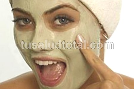 Remedios caseros para las manchas en la cara: mascarilla con arcilla verde