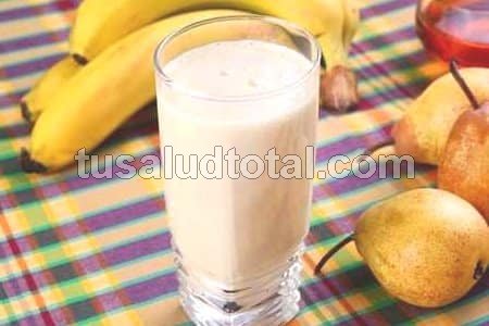 Medicinas naturales para la gastritis: jugo de pera y banana