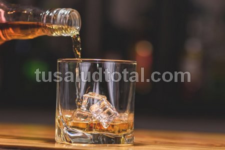 El alcohol es una de las bebidas malas para el colon