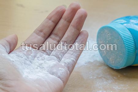 Cómo dejar de sudar las manos usando remedios caseros