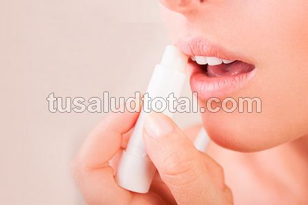 Usa un buen humectante para las grietas en los labios