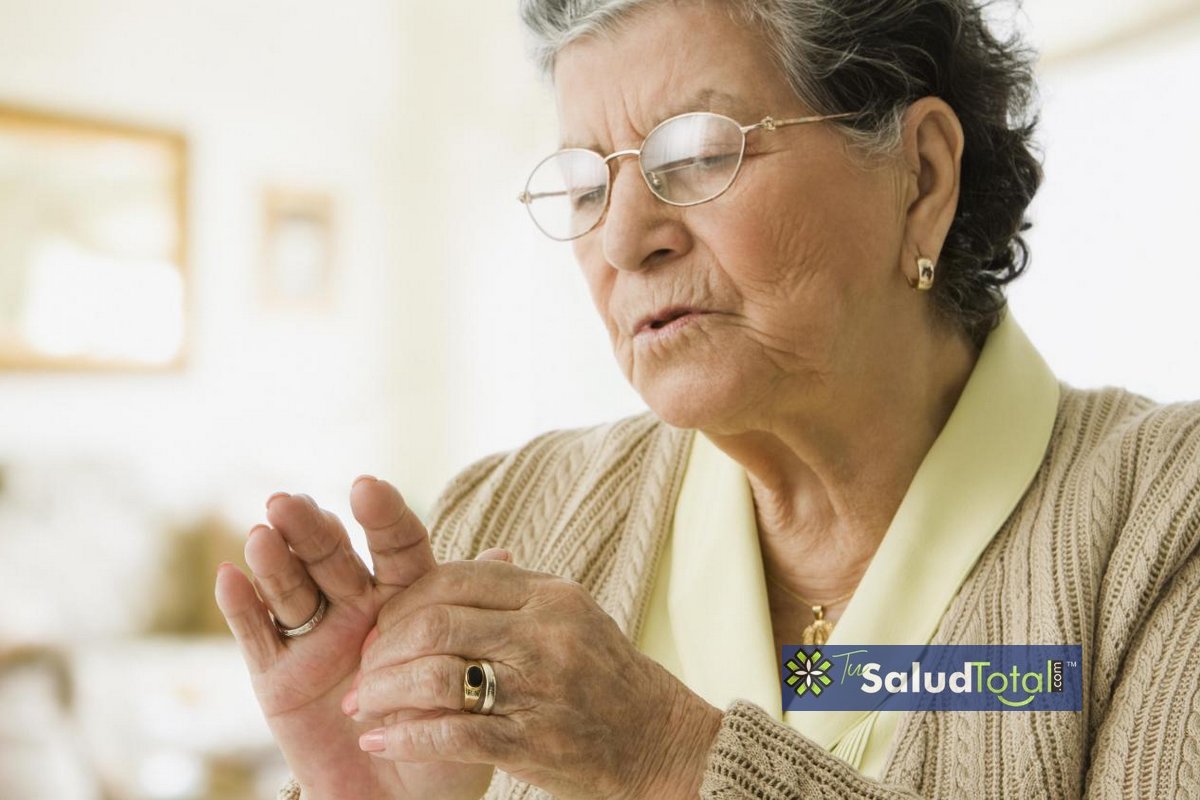 Anciana con artritis en las manos