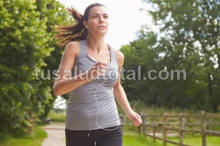 Mujer corriendo (cómo mejorar la capacidad pulmonar)