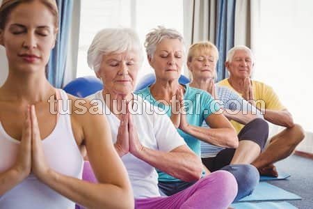 Personas mayores haciendo yoga: una buena técnica para el Alzheimer