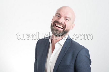 Un hombre sonriendo con implantes dentales