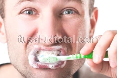 Limpieza y blanqueamiento dental en casa (buena higiene bucal)