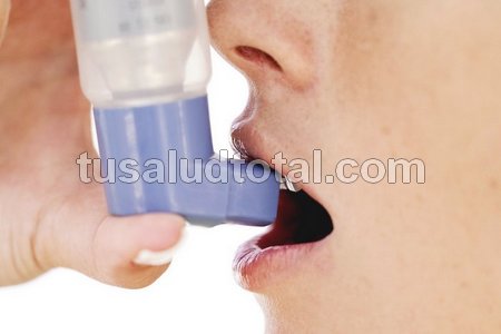 Persona usando un inhalador (Qué es el asma)