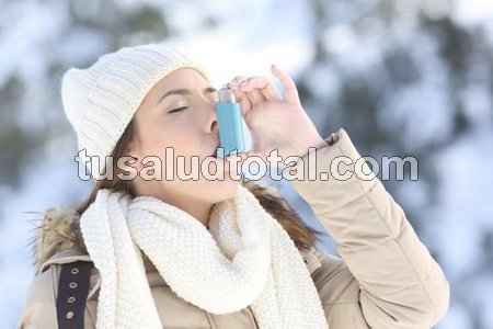Mujer usando un inhalador (remedios caseros para el asma)