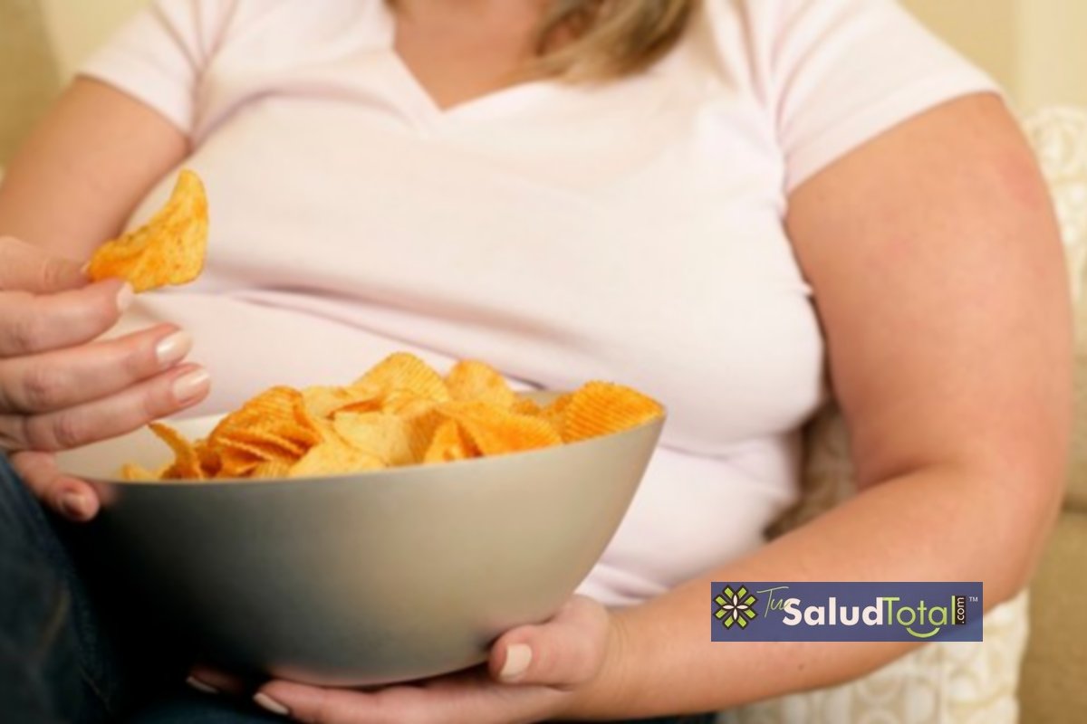 Mujer con sobrepeso comiendo