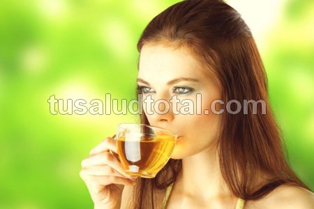 Mujer tomando té verde